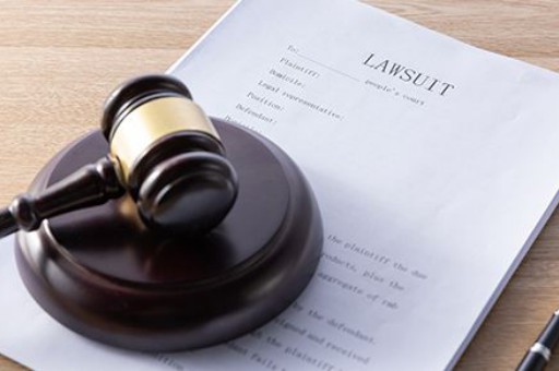 没离婚老公和小三同居可以告他们吗