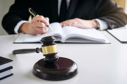 刑法对故意伤害致人轻伤的怎么判刑？