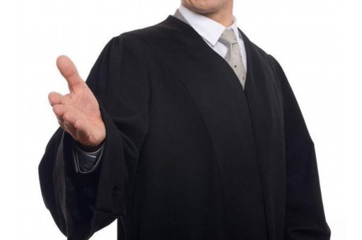 孩子未满2岁离婚时抚养权怎么判？