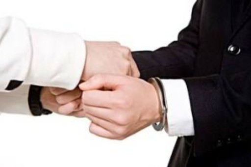 对方全责不愿意配合理赔怎么治他