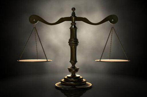 就是寻衅之事我们追逐别人别人摔跤了我们是没有任何身体接触导致别人轻伤一级这样应该怎么判？