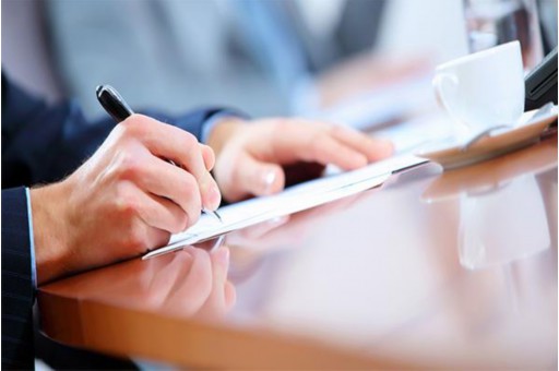 法院判决离婚后一方拒不签字怎么办？如何申请强制执行？