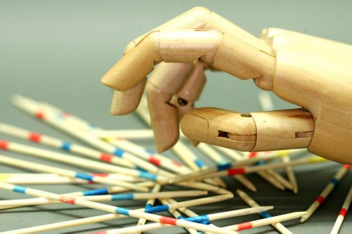 离婚官司一审判决离婚的条件和证据有哪些？