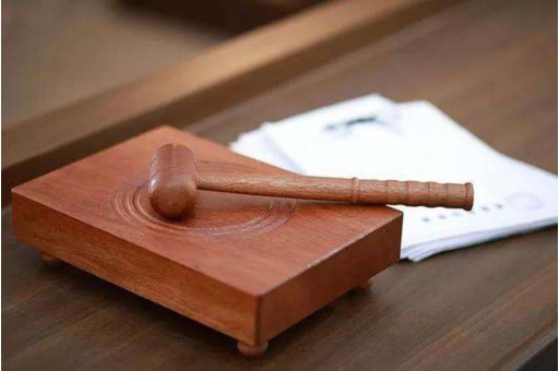 为躲避前车变道被追尾