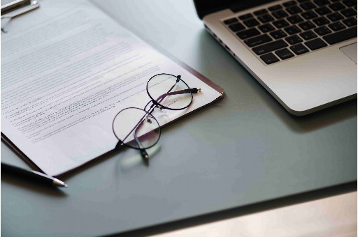 婚外情在法律上如何处理？离婚时财产分割和子女抚养权怎么分配？