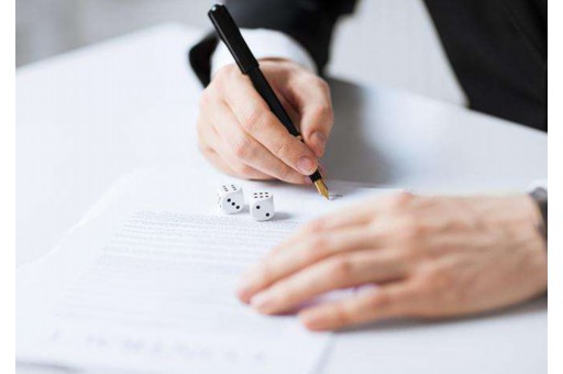 请问电瓶车撞到老人后遇到敲诈勒索怎么处理？